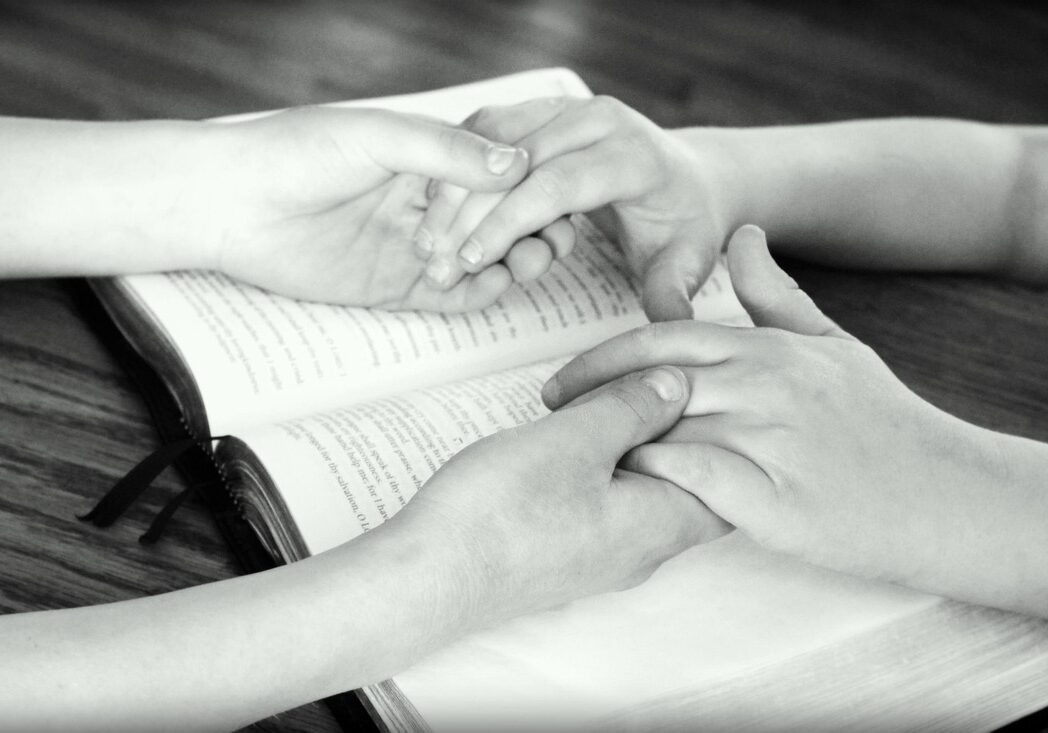 holding-hands-752878_1280